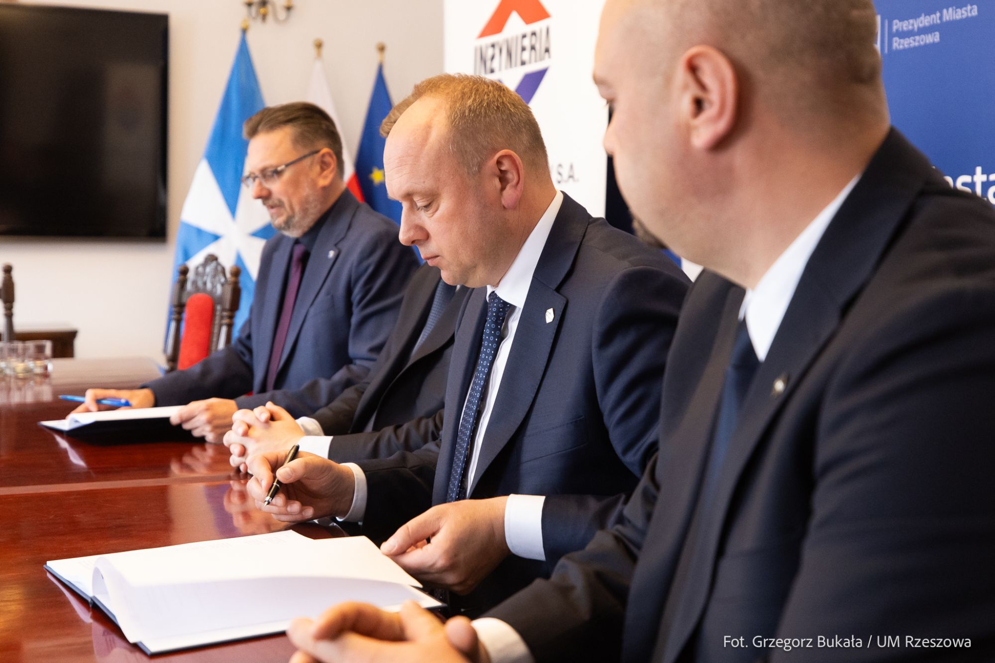 zdjęcie z podpisana umowy na budowę zbiornika retencyjnego na terenie rzeszowskiej oczyszczalni ścieków, fot. Grzegorz Bukała, Urząd Miasta Rzeszowa