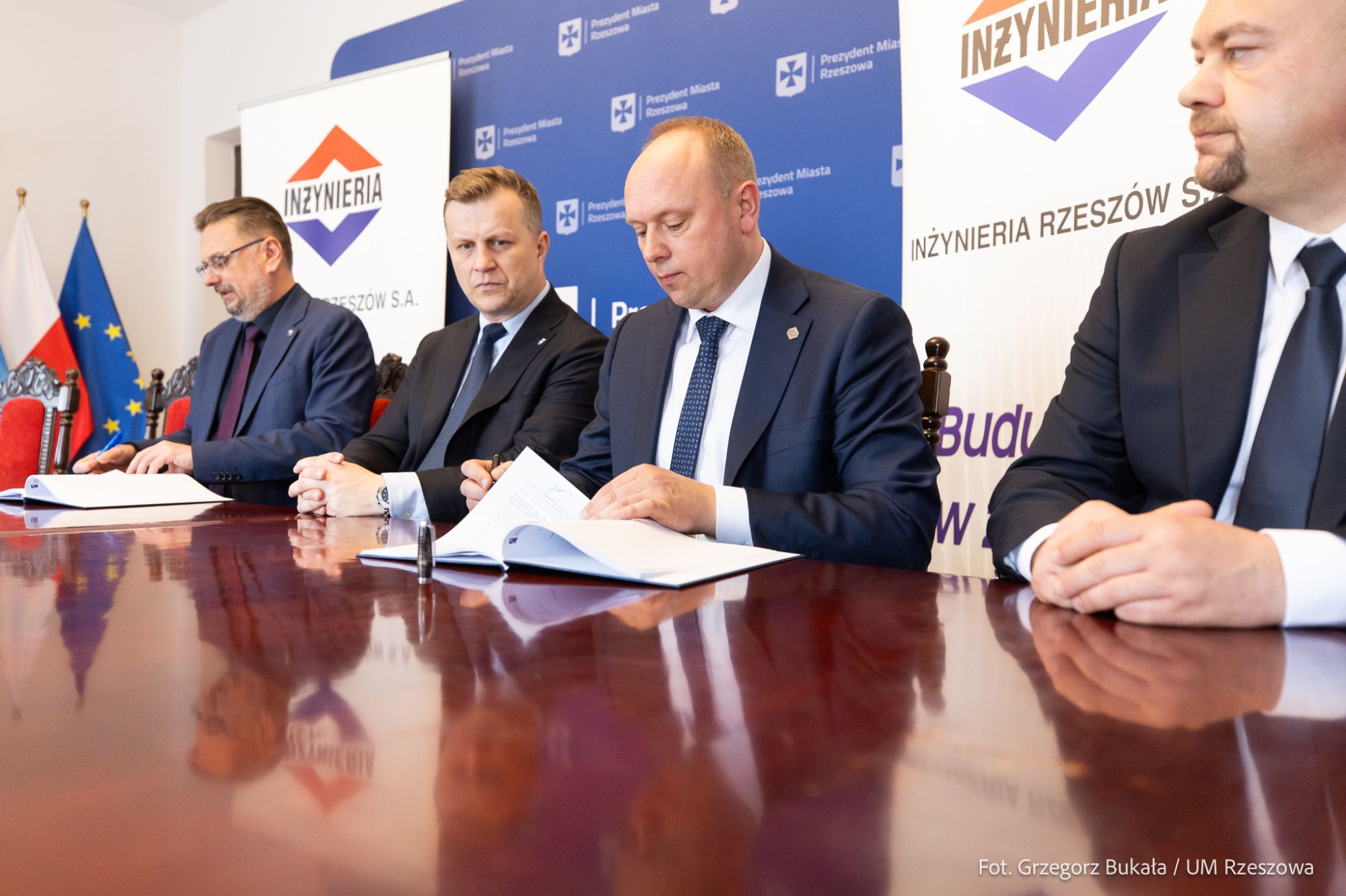 zdjęcie z podpisana umowy na budowę zbiornika retencyjnego na terenie rzeszowskiej oczyszczalni ścieków, fot. Grzegorz Bukała, Urząd Miasta Rzeszowa