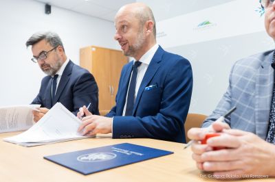 zdjęcie z podpisania umowy w Wojew&oacute;dzkim Urzędzie Pracy w Rzeszowie, fot. Grzegorz Bukała, Urząd Miasta Rzeszowa