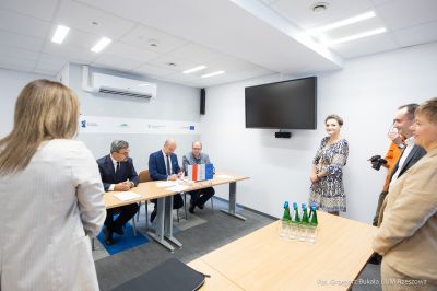 zdjęcie z podpisania umowy w Wojew&oacute;dzkim Urzędzie Pracy w Rzeszowie, fot. Grzegorz Bukała, Urząd Miasta Rzeszowa