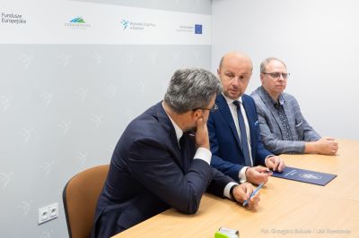 zdjęcie z podpisania umowy w Wojew&oacute;dzkim Urzędzie Pracy w Rzeszowie, fot. Grzegorz Bukała, Urząd Miasta Rzeszowa