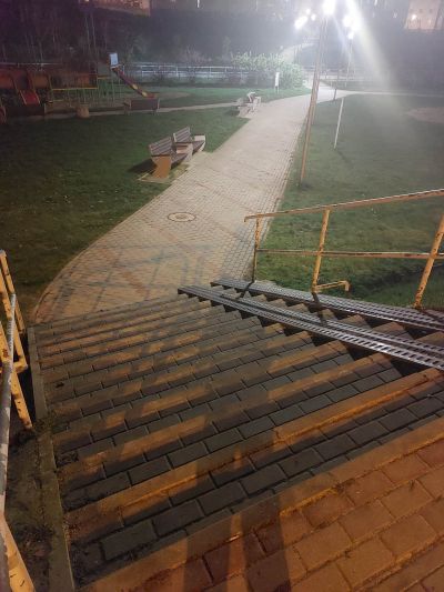 Zdjęcia nowych zjazd&oacute;w dla w&oacute;zk&oacute;w na schodach w rejonie ulic Bieckiej i Baligrodzkiej