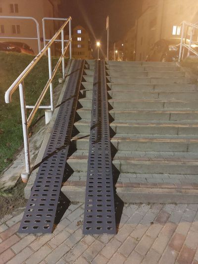 Zdjęcia nowych zjazd&oacute;w dla w&oacute;zk&oacute;w na schodach w rejonie ulic Bieckiej i Baligrodzkiej
