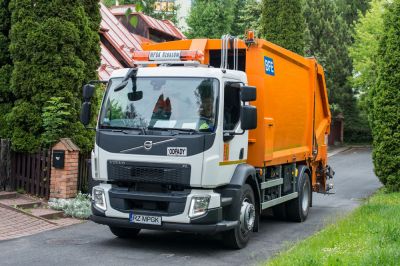 Samochód MPGK odbierający odpady