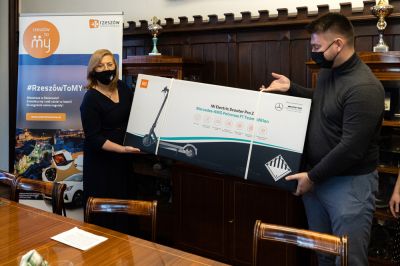 Zastępca Prezydenta Jolanta Kaźmierczak z mieszkańcem Rzeszowa, zwycięzcą w loterii "Rzesz&oacute;w to My", fot. Grzegorz Bukała/Urząd Miasta Rzeszowa