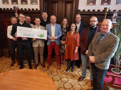 Prezydent Rzeszowa Konrad Fijołek wraz z programistami i zespołem odpowiedzialnym za powstanie platformy, fot. Bartosz Gubernat