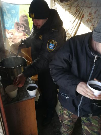 Patrol Straży Miejskiej rozwozi bezdomnym ciepłe posiłki i herbatę