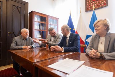 zdjęcie z podpisania umowy z firmą Energia Polska z Wrocławia, fot. Grzegorz Bukała, Urząd Miasta Rzeszowa