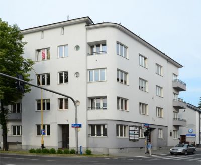 Dom w narożu ul. Szopena i Naruszewicza nawiązujący do architektury statkowej, z nautycznymi oknami typu bulaj oraz opływowymi narożami. S. Keil, 1938 r.