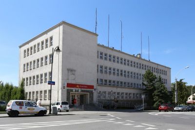 Urząd pocztowy przy ul. Moniuszki 1, prezentujący kompozycję przenikających się brył geometrycznych. 1939 r.