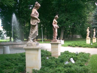 Rzeźby przedstawiające 4 pory roku w Parku im. Solidarności