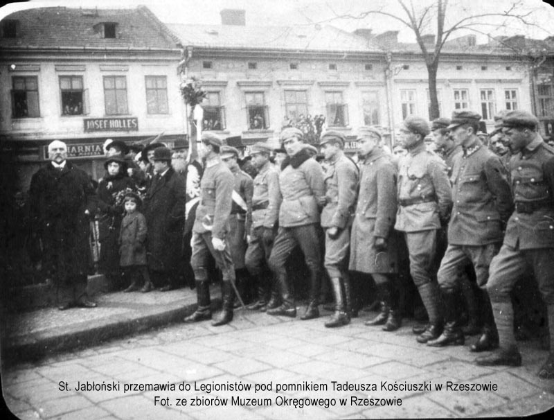 St. Jabłoński przemawia do Legionistów pod pomnikiem Tadeusza Kościuszki, fot. ze zbiorów Muzeum Okręgowego w Rzeszowie