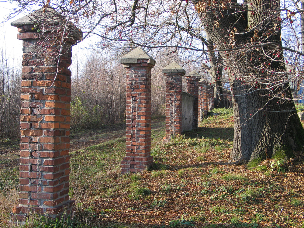 Pozostałości muru okalającego park w Załężu