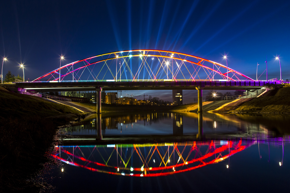 Zdjecie do artykułu Wybudowano nowy most w barwach tęczy