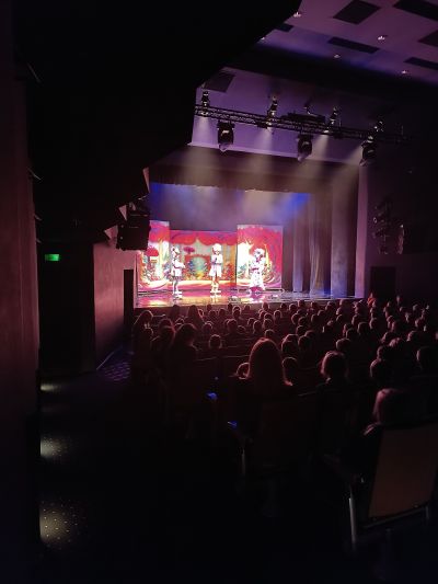 zdjęcie ze spektaklu w ramach teatrzyku o tematyce ekologicznym dla uczni&oacute;w rzeszowskich plac&oacute;wek edukacyjnych