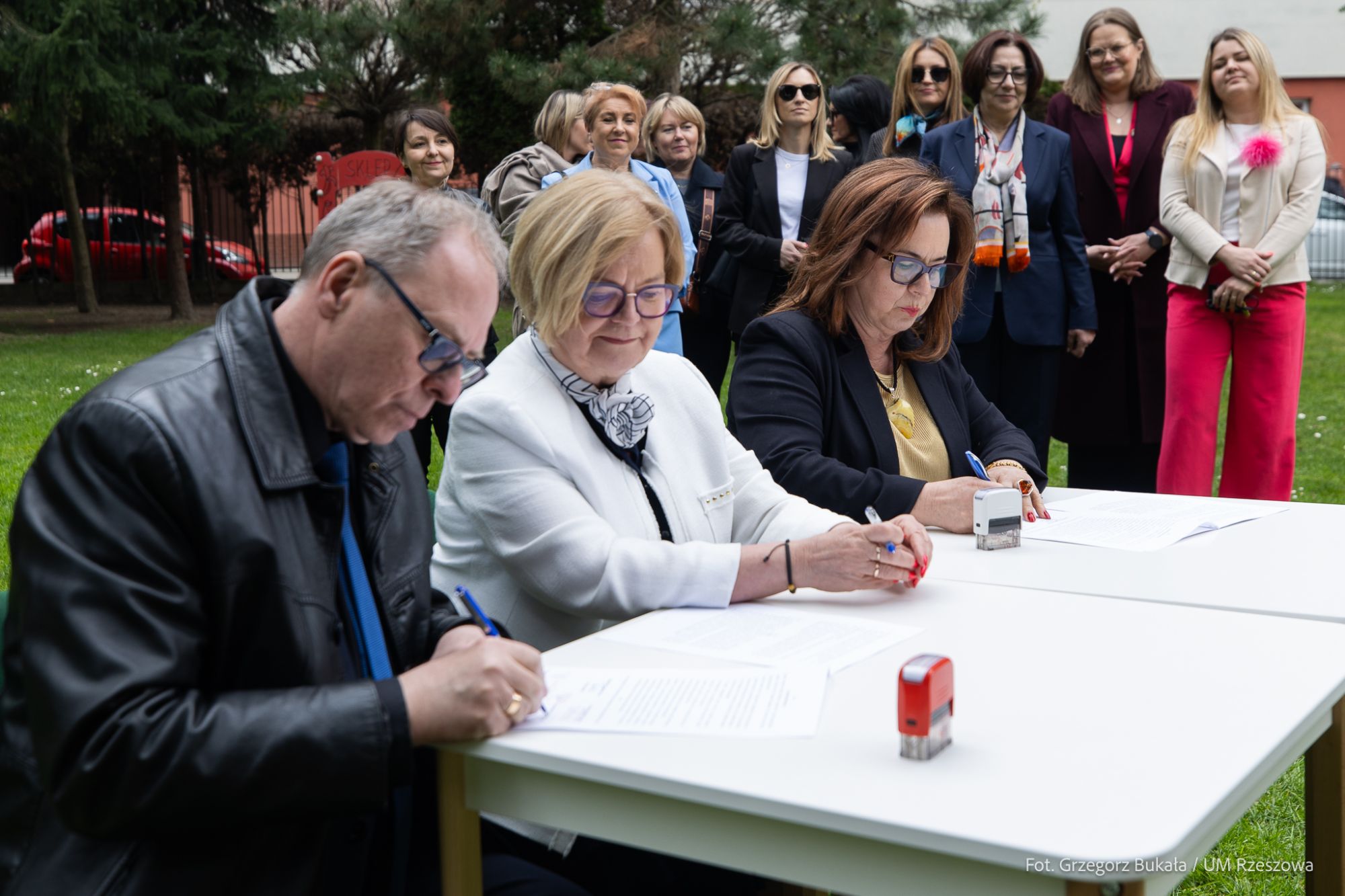 zdjęcie z oficjlanego podpisania umowy na dofiansowanie plac&oacute;w zabaw przy rzeszowskich żłobkach, fot. Grzegorz Bukała, Urząd Miasta Rzeszowa