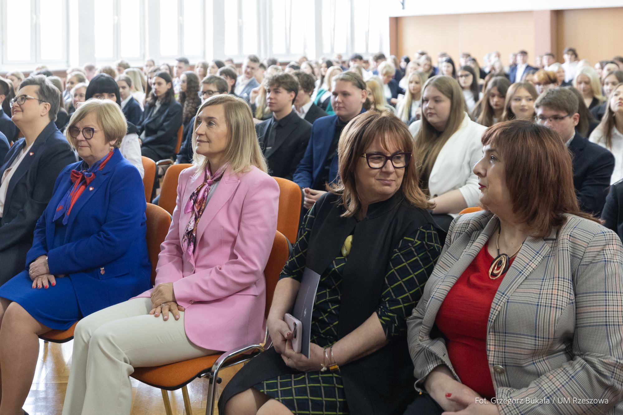 zdjęcie z zakończenia roku szkolnego najwyższych klas szk&oacute;ł podstawowych w Rzeszowie, fot. Grzegorz Bukała, Urząd Miasta Rzeszowa