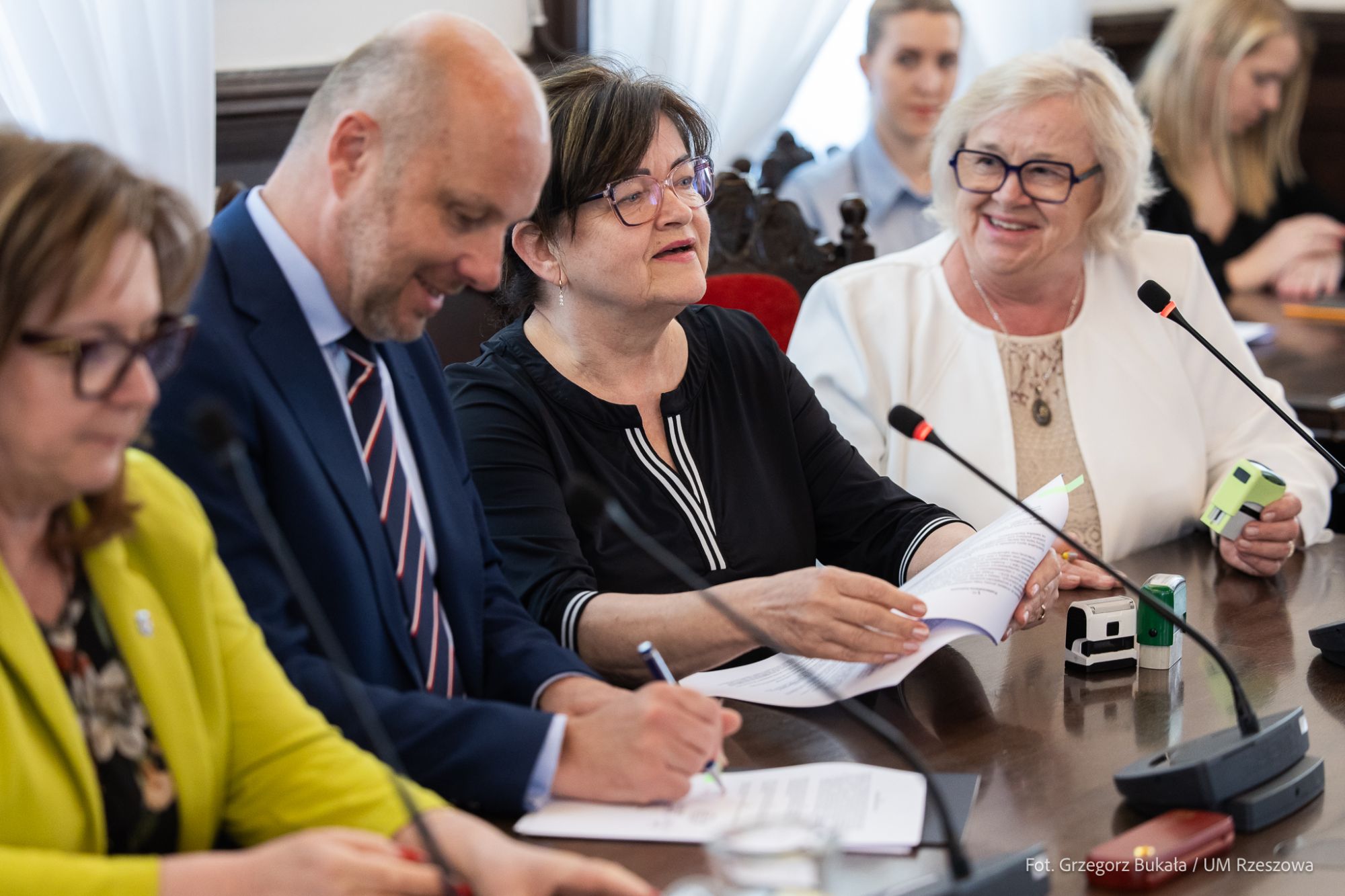 zdjęcie z uroczystego podpisywania um&oacute;w z organizacjami pozarządowymi w Rzeszowie, fot. Grzegorz Bukała, Urząd Miasta Rzeszowa