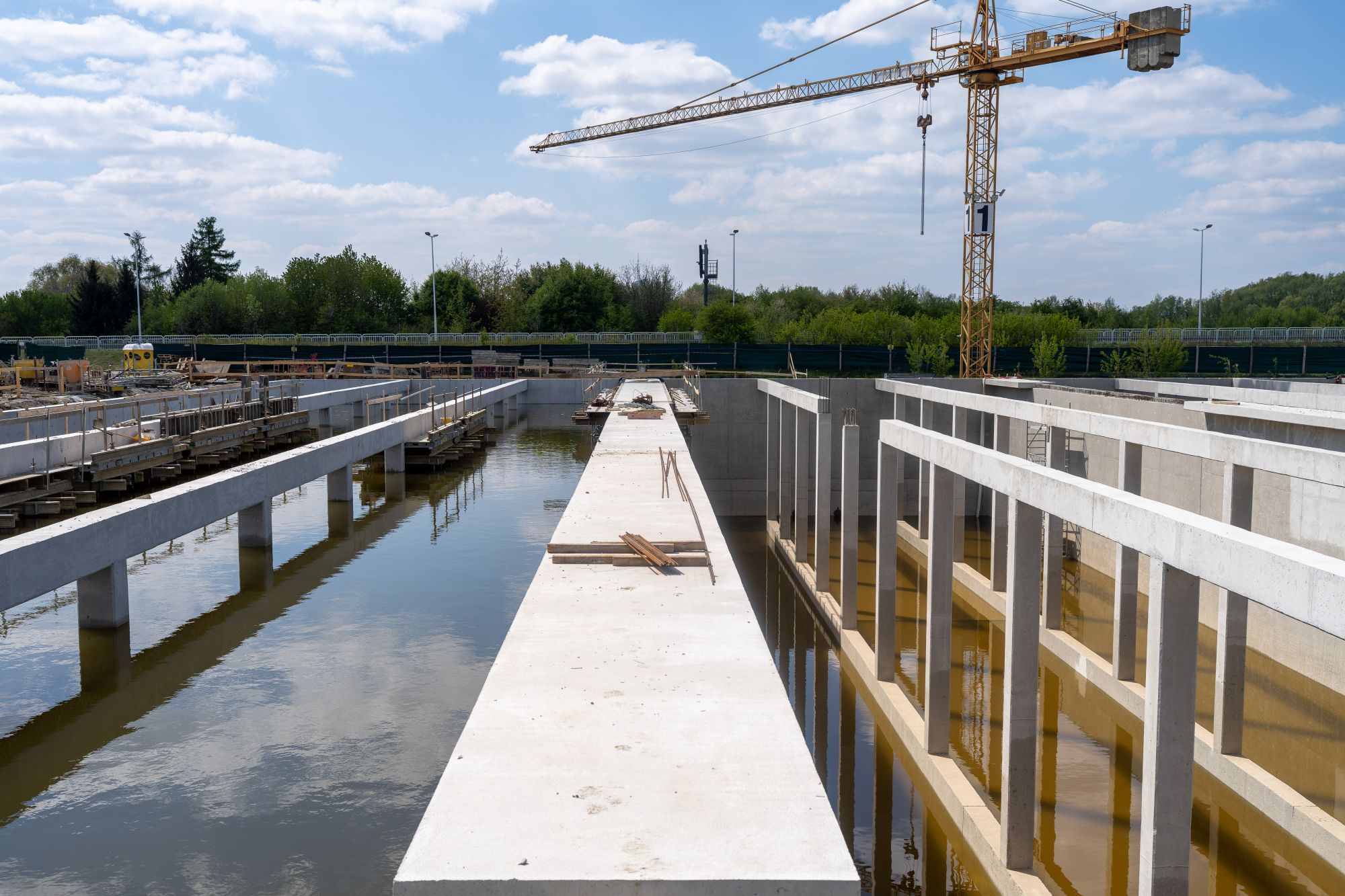 zdjęcie przedstawia teren oczyszczalni ścieków, fot. Miejskie Przedsiębiorstwo Wodociągów i Kanalizacji