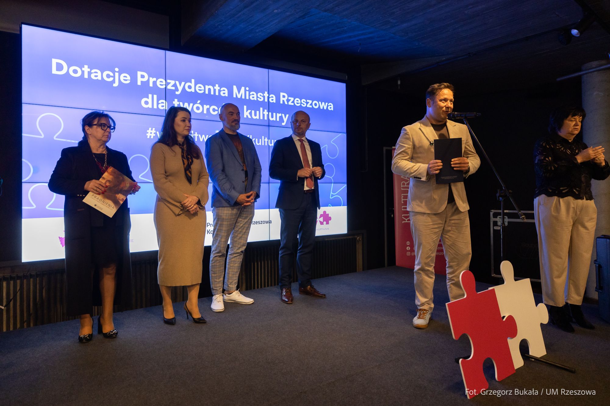 zdjęcie z uroczystego przyznawania dotacji na działalność kulturalną w mieście Rzesz&oacute;w, fot. Grzegorz Bukała, Urząd Miasta Rzeszowa