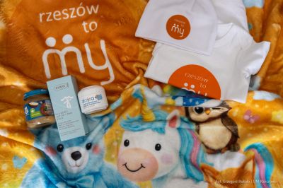 zdjęcie przestawia skład wyprawki #Rzesz&oacute;wToMY