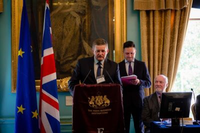 Zastępca Prezydenta Rzeszowa Stanisław Sienko przemawia w siedzibie Europejskiego Zgromadzenia Biznesu w Londynie