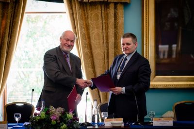 Zastępca Prezydenta Rzeszowa Stanisław Sienko odbiera Certyfikat Najlepsze Miejsca dla Biznesu dla Rzeszowa