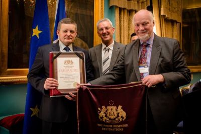 Zastępca Prezydenta Rzeszowa Stanisław Sienko i władze EBA z Certyfikatem i flagą atrakcyjności inwestycyjnej