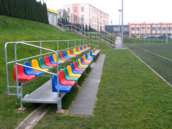 Montaż krzesełek na trybunie przy boisku "Orlik" przy ul. Budziwojskiej