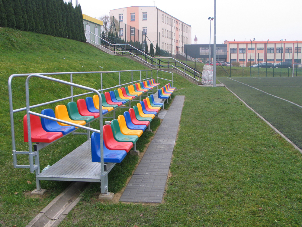 Krzesełka na trybunie Orlika przy ul. Budziwojskiej