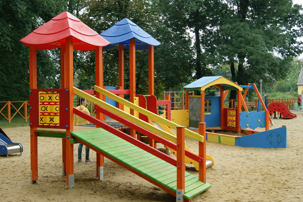 Plac zabaw na terenie parku