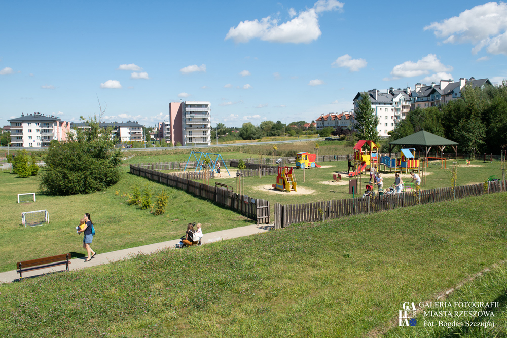 Teren zielony w rejonie placu zabaw przy ul. Krośnieńskiej