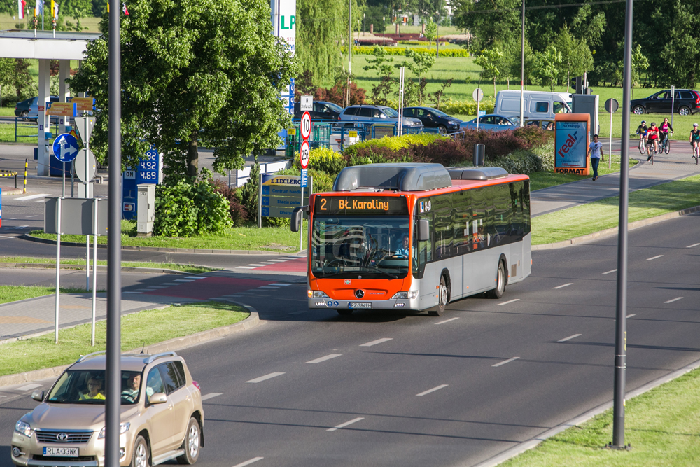 Nowoczesny autobus komunikacji miejskiej