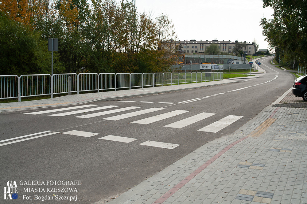 Chodnik przy ul. Załęskiej na odcinku od ul. Konfederat&oacute;w Barskich do przejazdu kolejowego