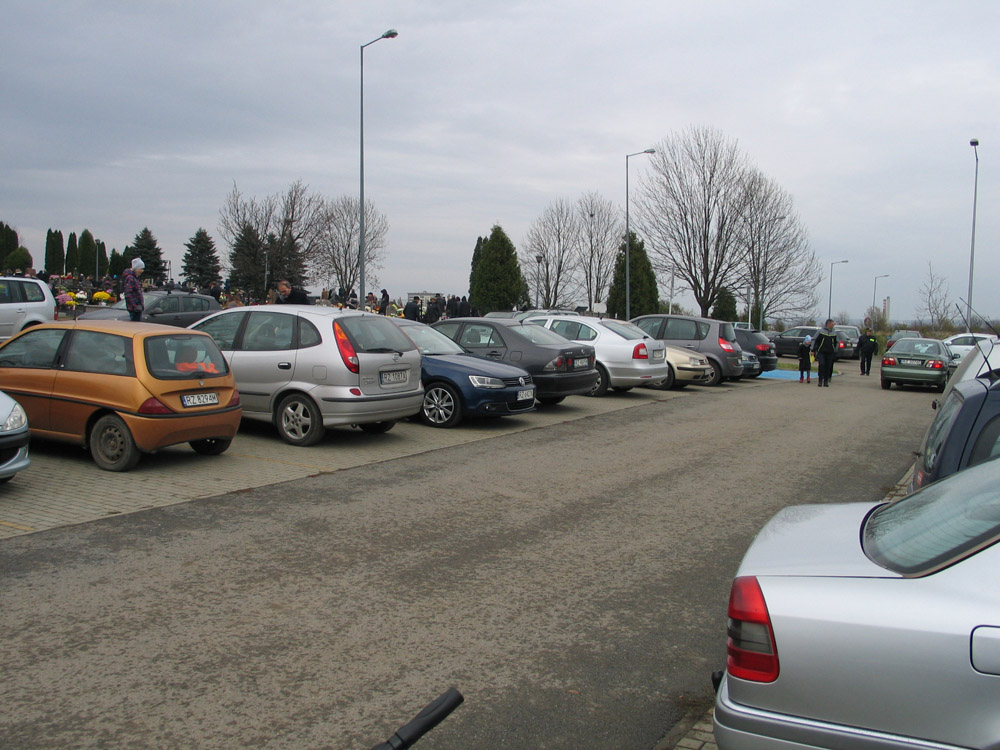 Parking przy cmentarzu na os. Zwięczyca
