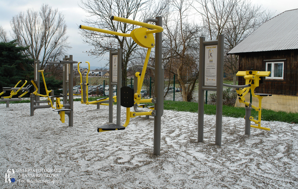 Siłownia zewnętrzna na terenie Zespołu Szkolno-Przedszkolnego Nr 11