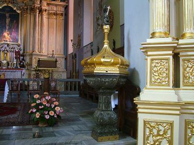 Rzeszów, kościół farny, chrzcielnica z alabastrowym trzonem, ze zrekonstruowaną rzeźbą św. Jana Chrzciciela na zwięczeniu