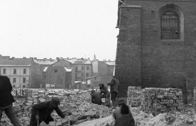 Fot. z czasów okupacji z widokiem na synagogę Klaus Sądecki (ul. Wąska 3), autor nieznany. Własność - Galeria Fotografii Miasta Rzeszowa