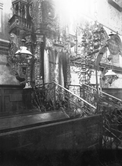 Fot. Edwarda Janusza przedst. wnętrze Synagogi Staromiejskiej, widok na Aron ha-kodesz. Galeria Fotografii Miasta Rzeszowa