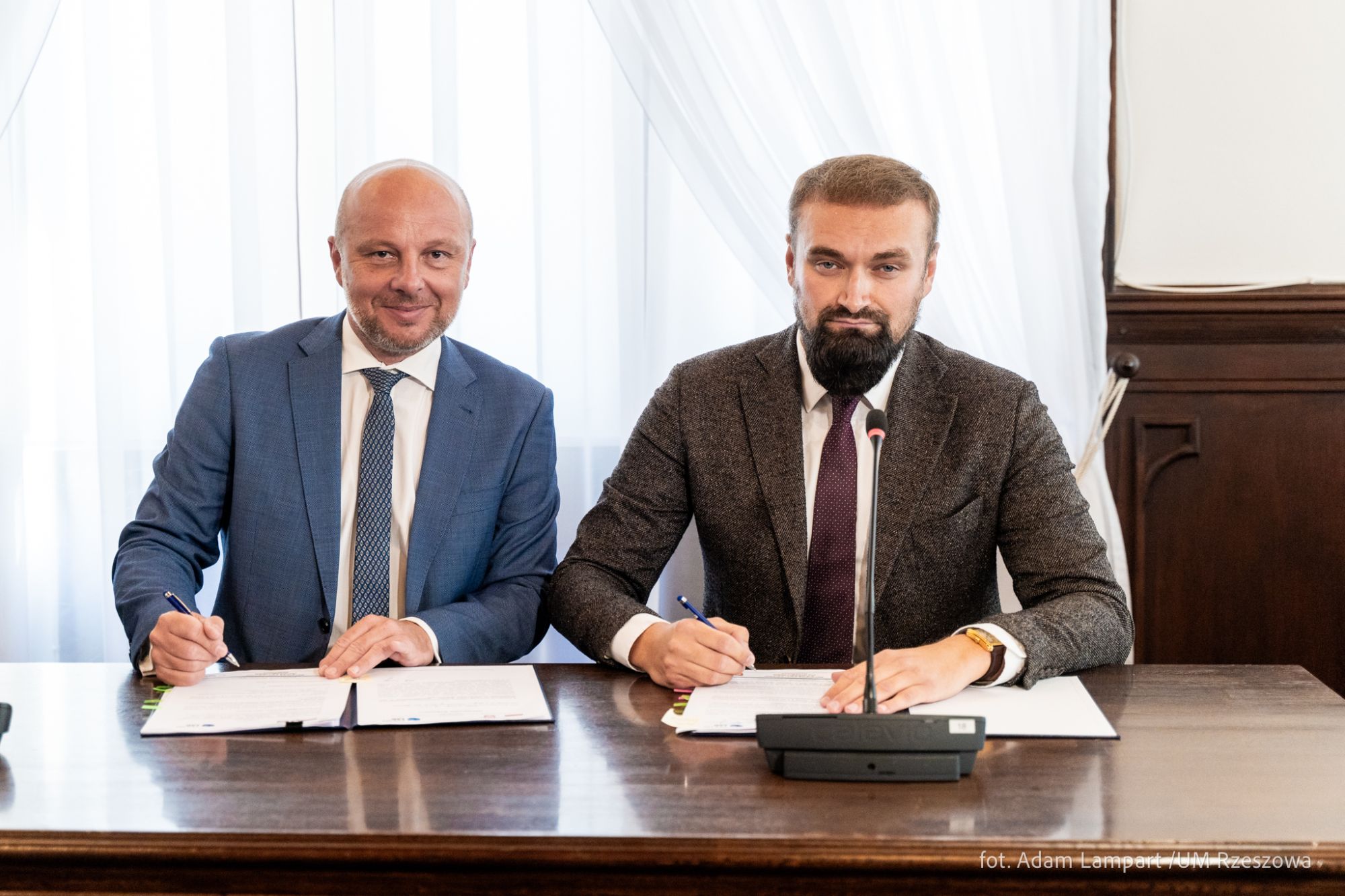 zdjęcie z podpisania umowy przez Prezydenta Miasta Rzeszowa Konrada Fijołka z firmą Linter Energia z Rzeszowa, fot. Grzegorz Bukała, Urząd Miasta Rzeszowa
