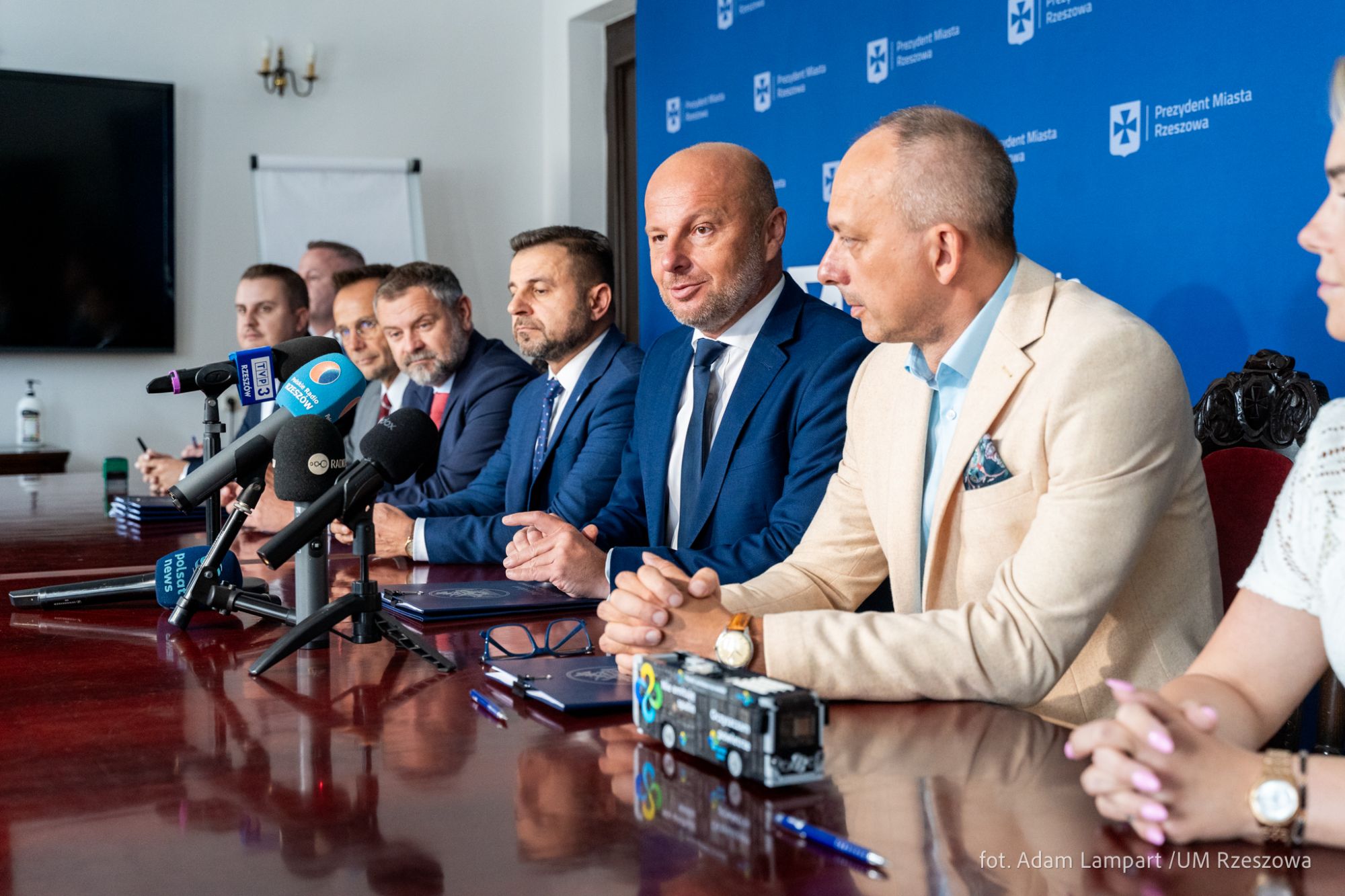 zdjęcie z konferencji prasowej podczas, kt&oacute;rej Konrad Fijołek - Prezydent Rzeszowa podpisał umowę z firmą PAK-PCE Polski Autobus Wodorowy, fot. Adam Lampart, Urząd Miasta Rzeszowa