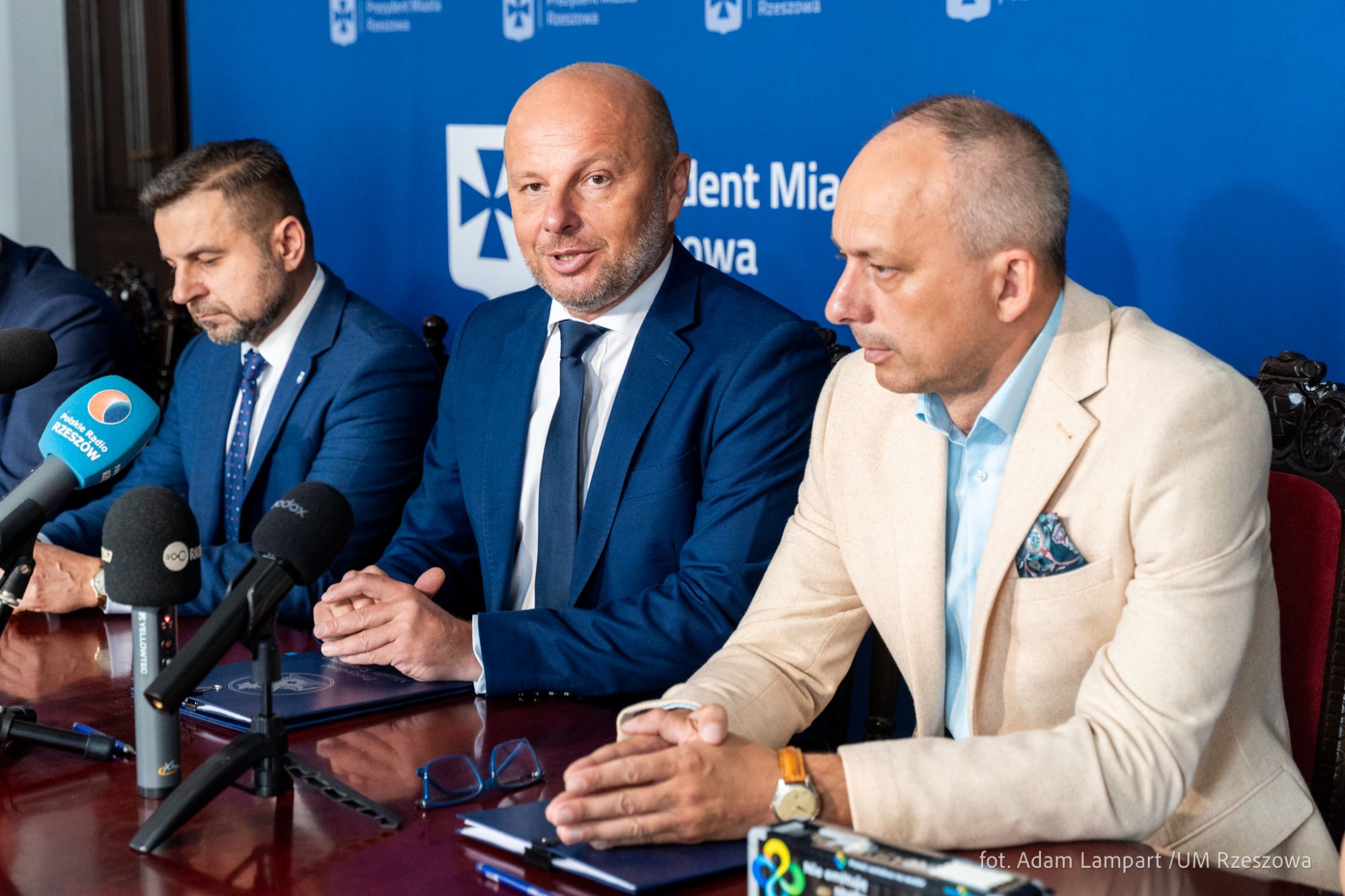 zdjęcie z konferencji prasowej podczas, kt&oacute;rej Konrad Fijołek - Prezydent Rzeszowa podpisał umowę z firmą PAK-PCE Polski Autobus Wodorowy, fot. Adam Lampart, Urząd Miasta Rzeszowa