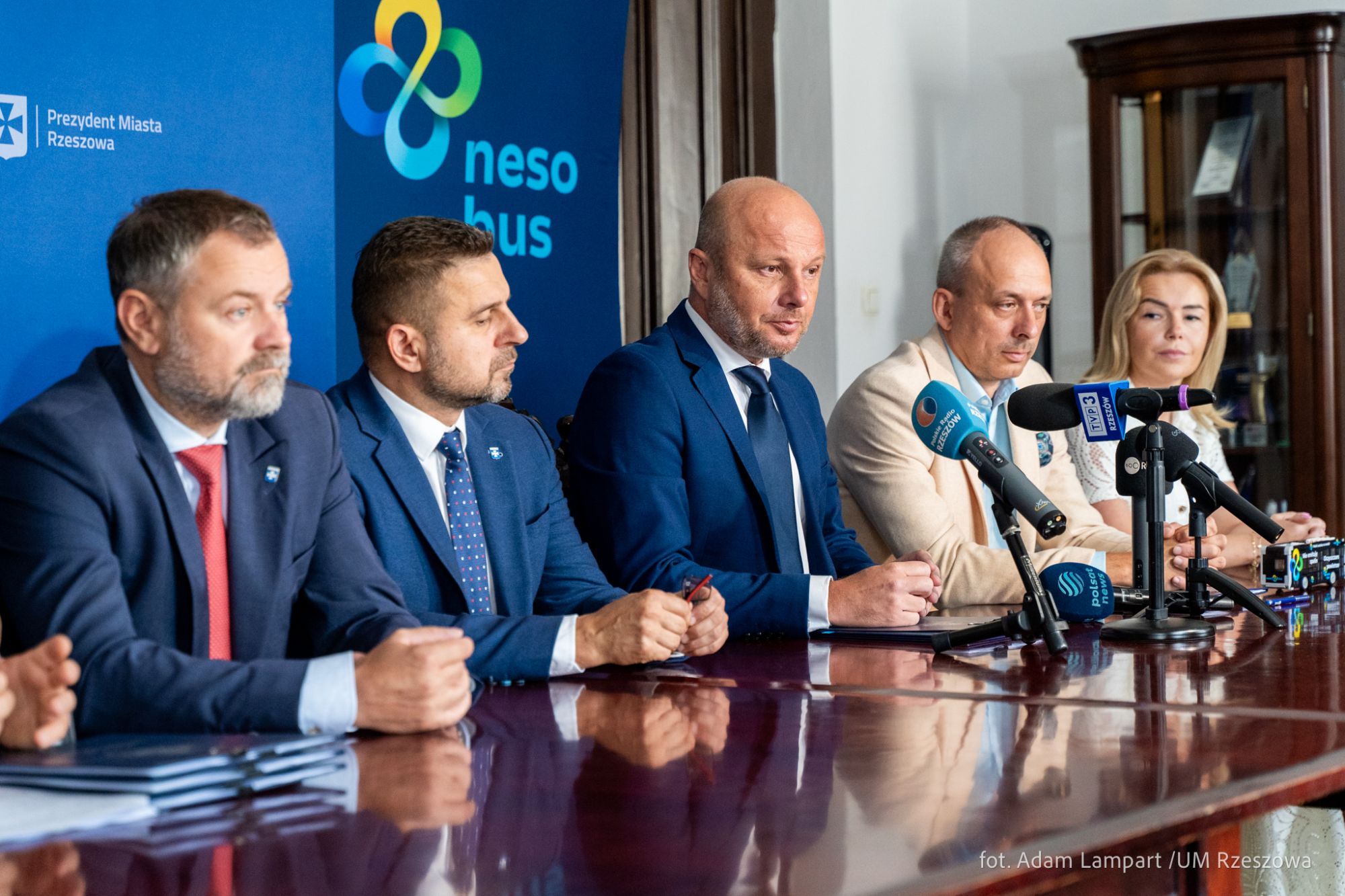 zdjęcie z konferencji prasowej podczas, kt&oacute;rej Konrad Fijołek - Prezydent Rzeszowa podpisał umowę z firmą PAK-PCE Polski Autobus Wodorowy, fot. Adam Lampart, Urząd Miasta Rzeszowa
