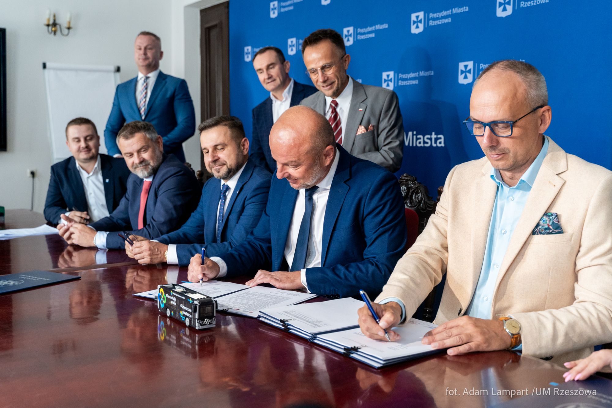 zdjęcie z konferencji prasowej podczas, kt&oacute;rej Konrad Fijołek - Prezydent Rzeszowa podpisał umowę z firmą PAK-PCE Polski Autobus Wodorowy, fot. Adam Lampart, Urząd Miasta Rzeszowa