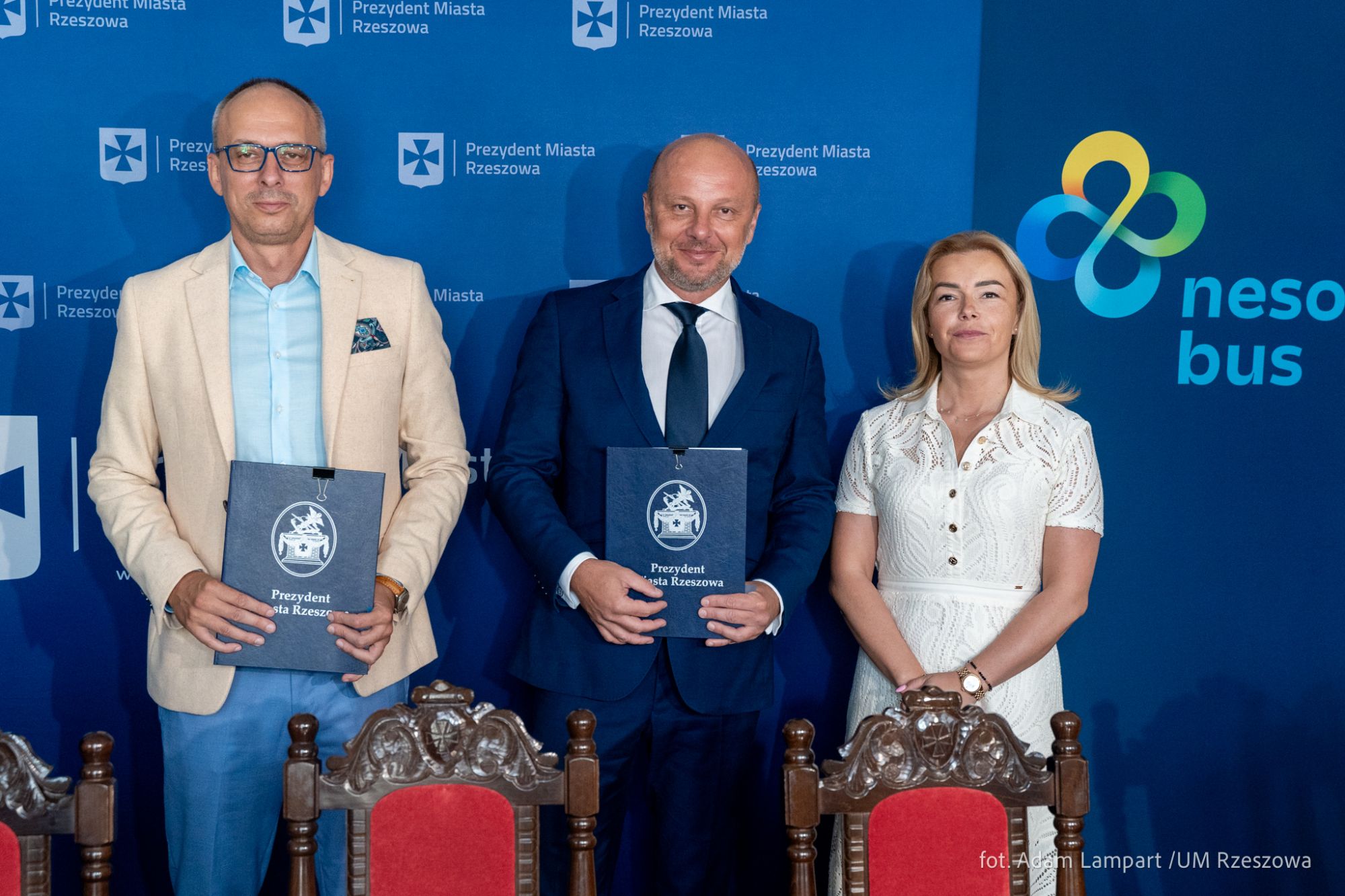 zdjęcie z konferencji prasowej podczas, kt&oacute;rej Konrad Fijołek - Prezydent Rzeszowa podpisał umowę z firmą PAK-PCE Polski Autobus Wodorowy, fot. Adam Lampart, Urząd Miasta Rzeszowa