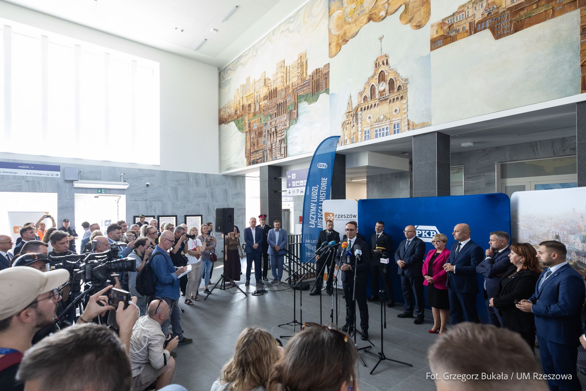 zdjęcie z oficjalnego oddania zmodernizowanego kolejowego Dworca Gł&oacute;wnego w Rzeszowie, fot. Grzegorz Bukała, Urząd Miasta Rzeszowa