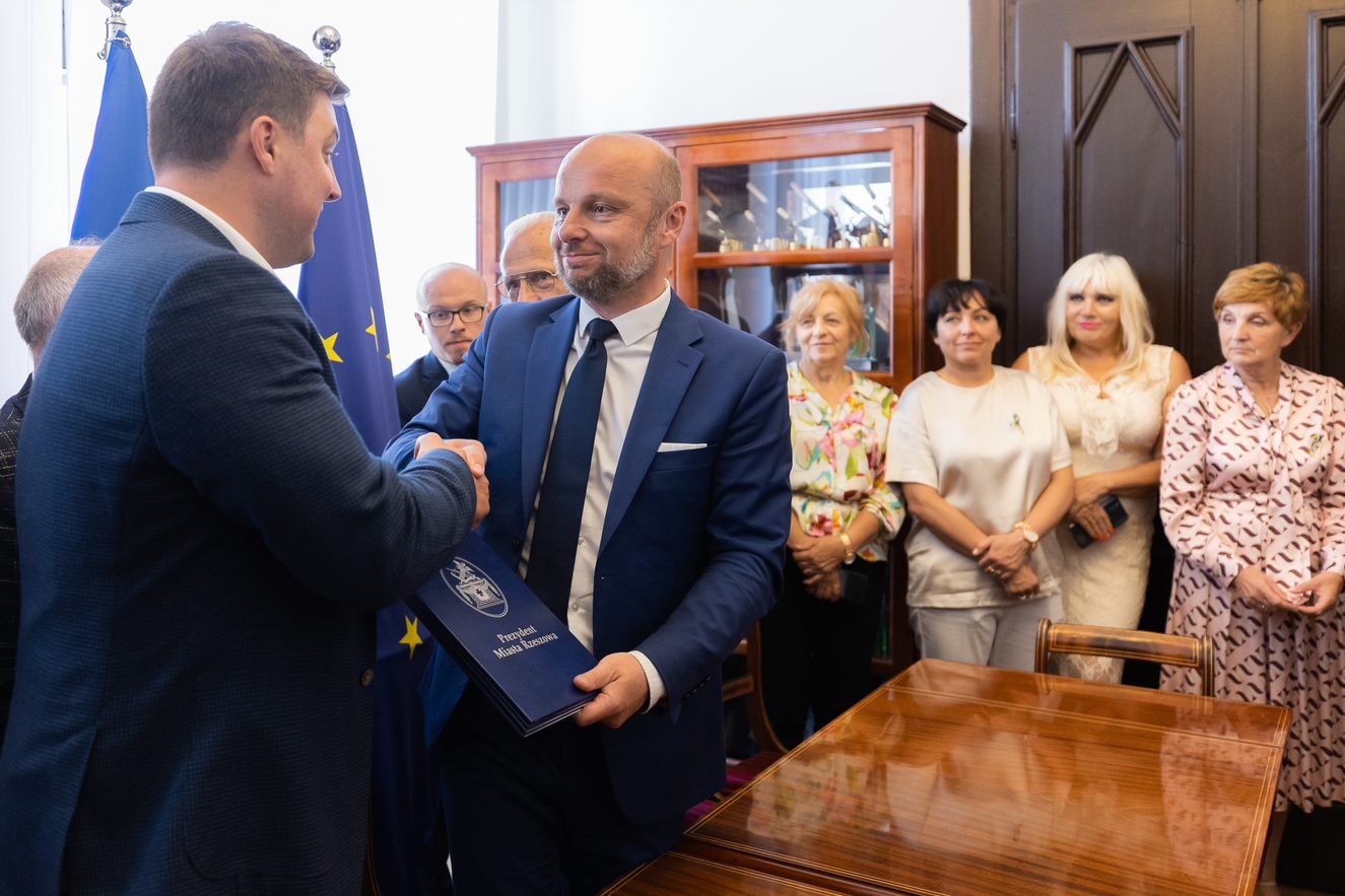 Prezydent Rzeszowa Konrad Fijołek oraz mer Czernihowa Władysław Atroszenko podpisali umowę partnerską