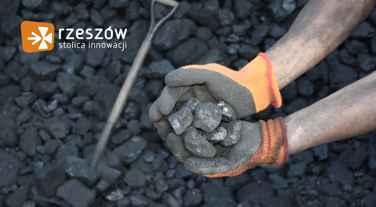 Zdjęcie przedstawia g&oacute;rnika wydobywającego węgiel.