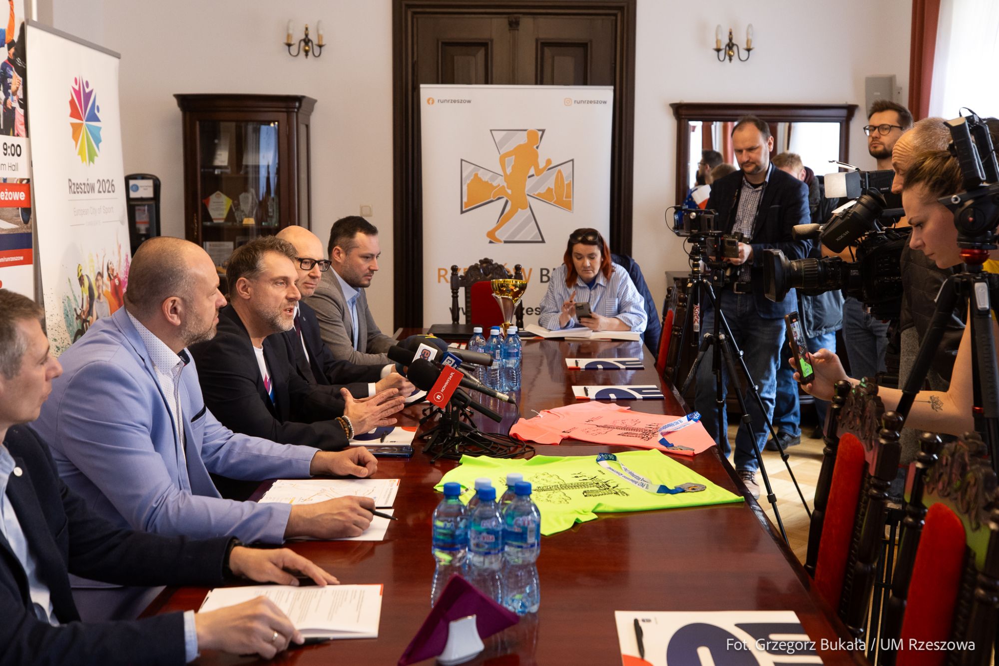 zdjęcie z konferencji prasowej dotyczącej 18. PKO P&oacute;łmaratonu Rzeszowskiego, fot. Grzegorz Bukała, Urząd Miasta Rzeszowa