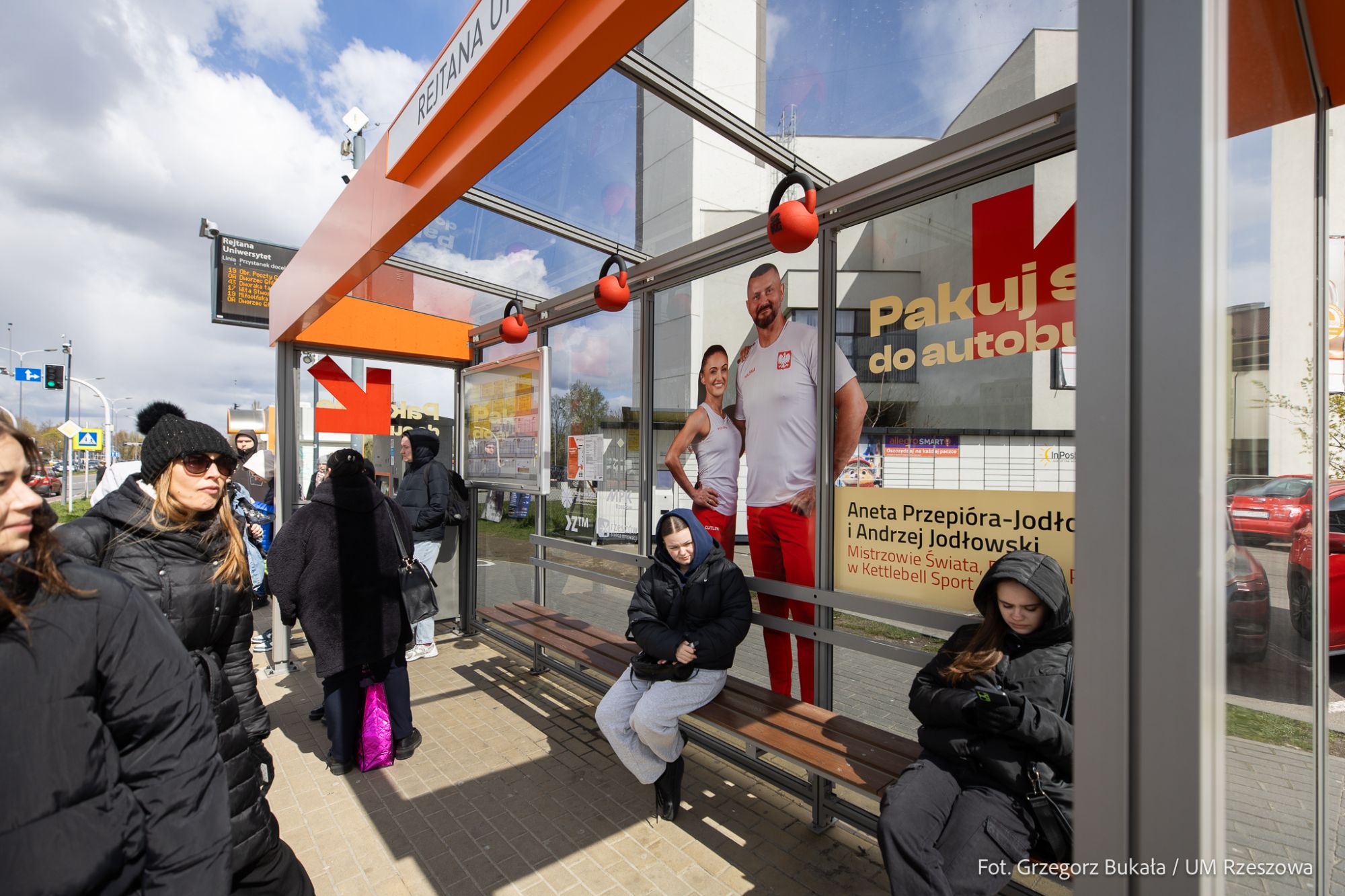 zdjęcie z wizerunkiem ambasadorów w ramach kampanii promującej rzeszowską komunikację miejską, fot. Grzegorz Bukała